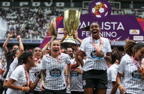 Jogadoras do Corinthians levantando a taça de campeãs paulista