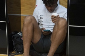 Matheus Jesus no vestirio da Arena Corinthians antes do jogo contra o Internacional