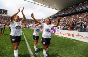 Meninas do Corinthians comemorando o ttulo do Campeonato Paulista Feminino
