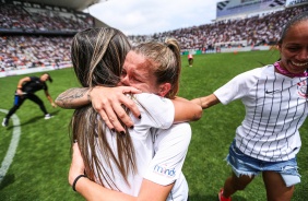 Meninas do Corinthians comemorando o ttulo do Campeonato Paulista Feminino