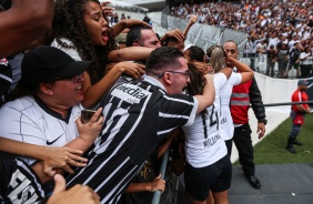 Meninas do Corinthians comemorando o título Paulista no meio da galera