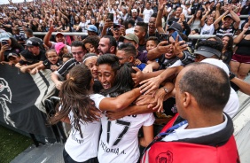 Meninas do Corinthians Feminino comemorando o título do Campeonato Paulista