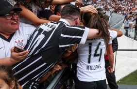Millene no meio da galera em comemoração ao título paulista 2019