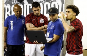Avelar, Gabriel e comissão no vestiário do estádio Nilton Santos, para duelo contra o Botafogo