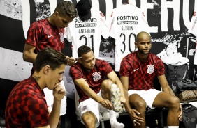 Elenco do Corinthians no vestiário do estádio Nilton Santos, para duelo contra o Botafogo