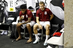 Gil e Carlos no vestiário do estádio Nilton Santos, para duelo contra o Botafogo