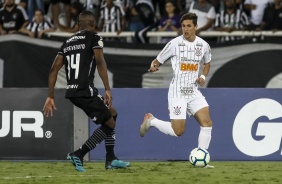 Meia Mateus Vital durante partida contra o Botafogo, no estádio Nilton Santos