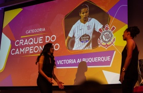Craque Victria durante cerimnia de Premiao do Campeonato Paulista Feminino
