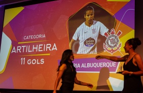 Artilheira Victória durante cerimônia de Premiação do Campeonato Paulista Feminino