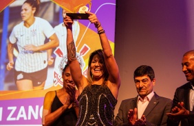 Gabi Zanotti durante cerimônia de Premiação do Campeonato Paulista Feminino