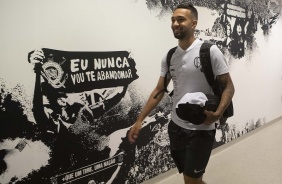 Clayson chega  Arena Corinthians para duelo contra o Ava, pelo Brasileiro