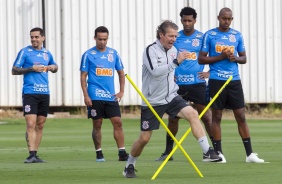 Anselmo e jogadores no treinamento do Corinthians desta sexta-feira, no CT Joaquim Grava