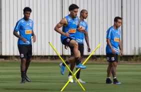 Gil, Gabriel e Jadson no treinamento do Corinthians desta sexta-feira, no CT Joaquim Grava