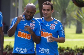 Love e Jadson no treinamento do Corinthians desta sexta-feira, no CT Joaquim Grava