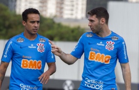 Meia Jadson e atacante Boselli no treinamento do Corinthians desta sexta-feira, no CT Joaquim Grava