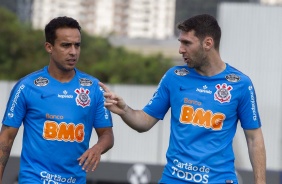 Meia Jadson e atacante Boselli no treinamento do Corinthians desta sexta-feira, no CT Joaquim Grava
