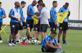 Pedrinho e companheiros no treinamento do Corinthians desta sexta-feira, no CT Joaquim Grava