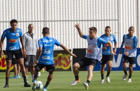 Ramiro e companheiros no treinamento do Corinthians desta sexta-feira, no CT Joaquim Grava