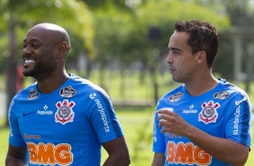 Vagner Love e Jadson no treinamento do Corinthians desta sexta-feira, no CT Joaquim Grava