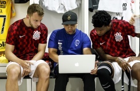 Carlos e Gil no vestiário antes do jogo contra o Atlético Mineiro