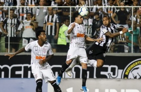 Gil e Gabriel durante jogo com o Atlético-MG, pelo Campeonato Brasileiro