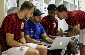 Jogadores do Corinthians no vestiário antes do jogo contra o Atlético Mineiro