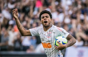 Gustavo comemora seu gol contra o Fluminense, pelo Brasileiro 2019