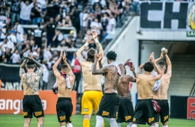 Jogadores do Corinthians sadam a torcida no final da partida contra o Fluminense