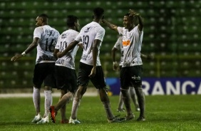 Ruan e companheiros comemoram gol contra  Retr, pela Copinha 2020