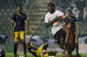 Sob forte chuva, Xavier comemora seu gol contra o Retr, pela Copinha 2020