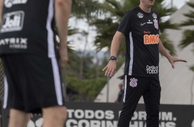 Tcnico Tiago Nunes j comanda o treino de reapresentao do elenco do Corinthians
