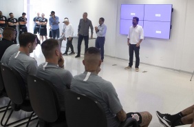 Dulio e Tiago Nunes com o elenco do Corinthians na reapresentao 2020