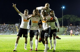 Jogadores do Timozinho comemorando vitria contra o Fluminense-PI, pela Copinha 2020