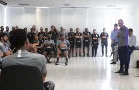 Tiago Nunes fala para os jogadores do Corinthians pela primeira vez em 2020