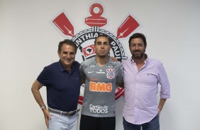 Gabriel durante renovao de seu contrato com o Corinthians