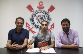 Gabriel renova seu vnculo com o Corinthians