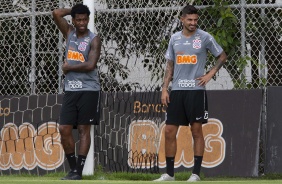 Gil e Pedro Henrique durante o treinamento desta quarta-feira no CT Joaquim Grava