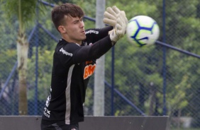 Goleiro Ronald durante atividades do Corinthians nesta quinta-feira no CT Joaquim Grava