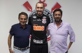 Goleiro Walter renova contrato com o Corinthians