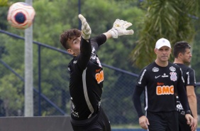 Goleiros do Corinthians no treinamento desta quinta-feira no CT Joaquim Grava