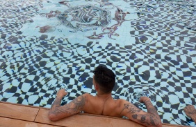 Jogadores do Corinthians na piscina do CT Joaquim Grava durante o treino desta quinta-feira