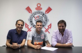 Kalil, Sidcley e Dulio na assinatura do contrato do lateral com o Corinthians
