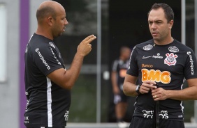 Membros da comisso tcnica do Corinthians no treinamento desta quarta-feira no CT Joaquim Grava