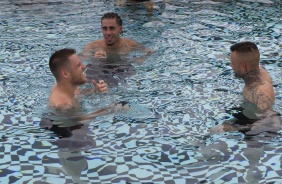 Ramiro, Gabriel e Luan na piscina do CT Joaquim Grava durante o treino desta quinta-feira