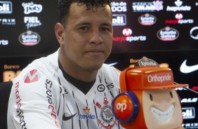 Sidcley durante sua coletiva de apresentao como jogador do Corinthians
