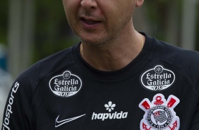 Tiago Nunes comanda as atividades do Corinthians nesta quinta-feira no CT Joaquim Grava