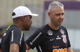 Tiago Nunes comandou as atividades do Corinthians nesta quinta-feira no CT Joaquim Grava