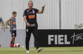 Treinador Tiago Nunes durante o treinamento desta quarta-feira no CT Joaquim Grava