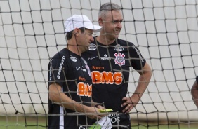 Treinador Tiago Nunes e membro da comisso tcnica no treino desta quarta-feira no CT Joaquim Grava