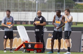 Jogadores e comissão técnica no treino desta manhã no CT Joaquim Grava